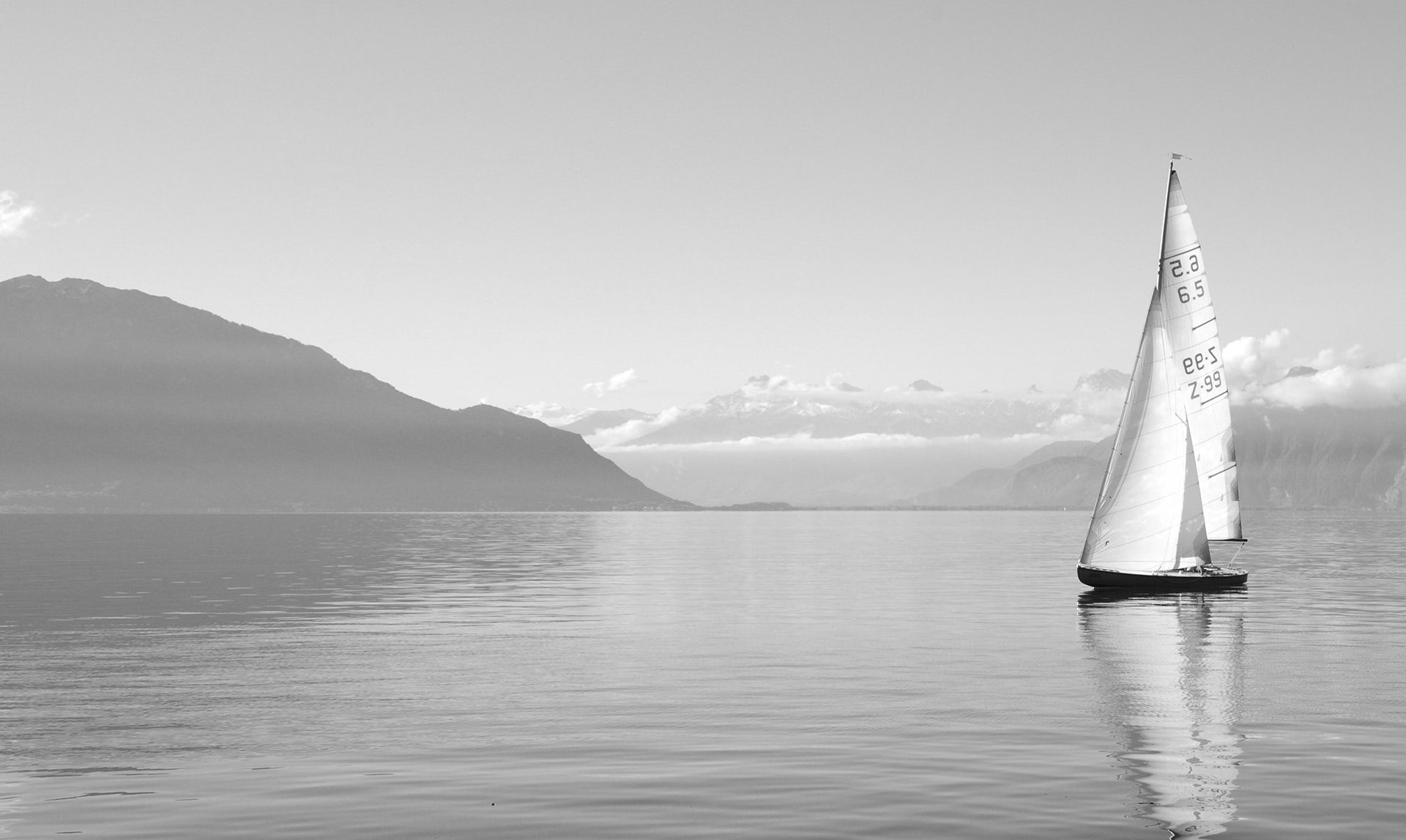 Barco navegando - transporte marítimo